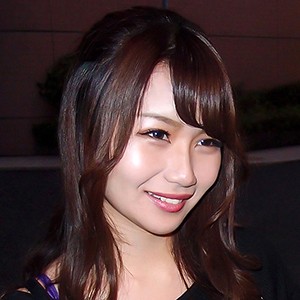 執拗に手マンされ濡れたマンコで素股をしたらスルッとすべってオジサンの生チンポが入ってしまったw りささん